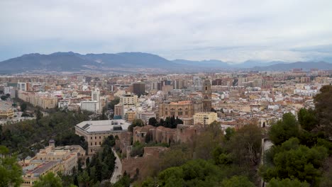 Amplio-Panorama-Abierto-Sobre-La-Ciudad-De-Málaga-En-Un-Día-Nublado