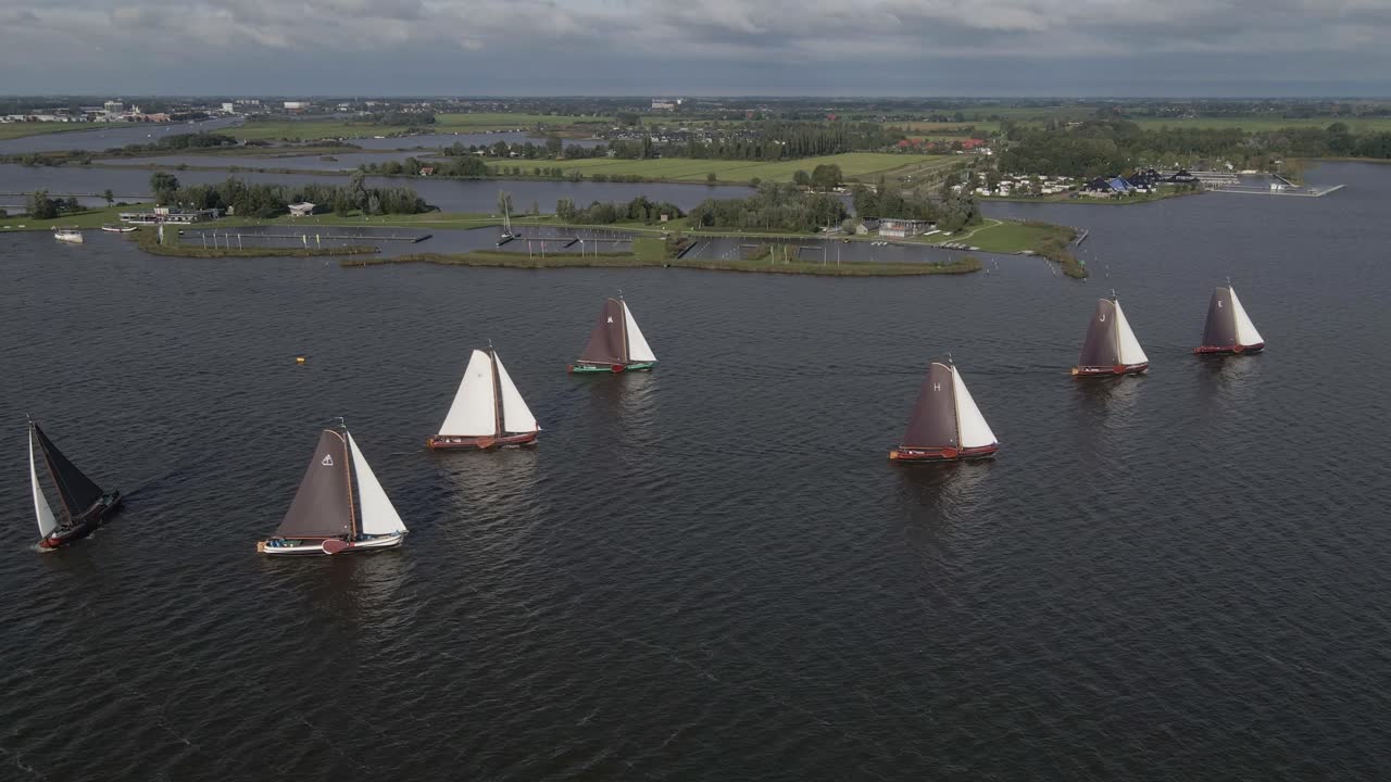 Flyfoto av skutsje-seilbåter som kappseiler på Sneekermeer-sjøen om sommeren i Sneek, Friesland, Nederland