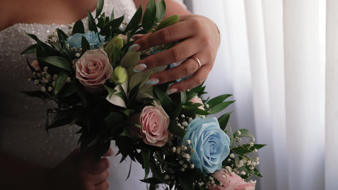 Primo piano di bouquet da sposa con delicate rose e composizione di elementi verdi