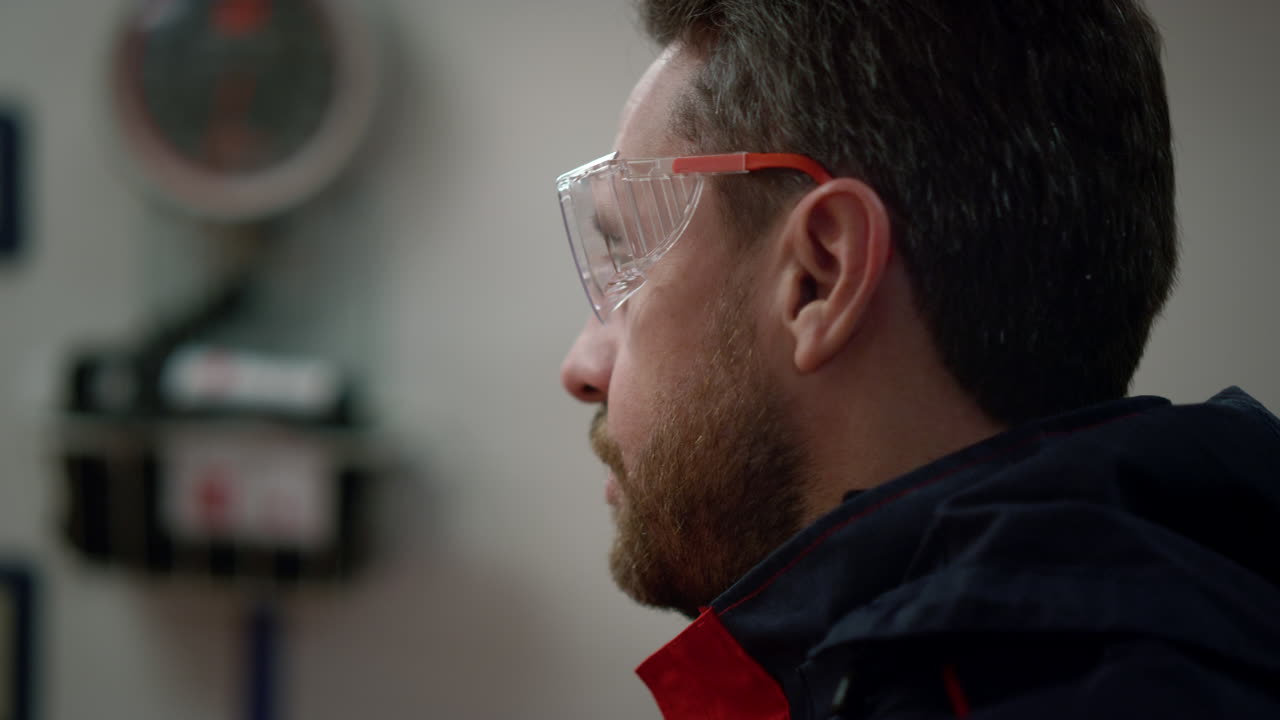 paramédico conversando con un colega en el coche de emergencias