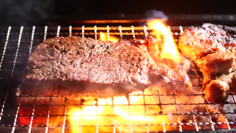 Gegrilltes-Rumpsteak-Brennt-4k.-Rindersteak-Vom-Flammengrill