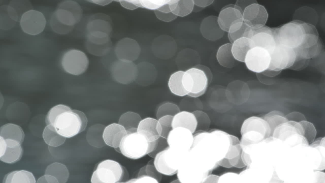 luz del sol abstracta borrosa que se refleja en un río