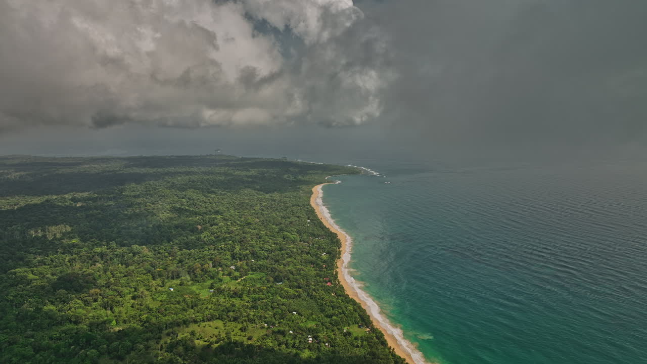 sobrevuelo cinemático v8 aéreo de bocas del toro panama que captura la playa bluff, el agua de mar turquesa y la densa y exuberante vegetación con espesas nubes tropicales en el cielo - rodada con cine mavic 3 - abril de 2022