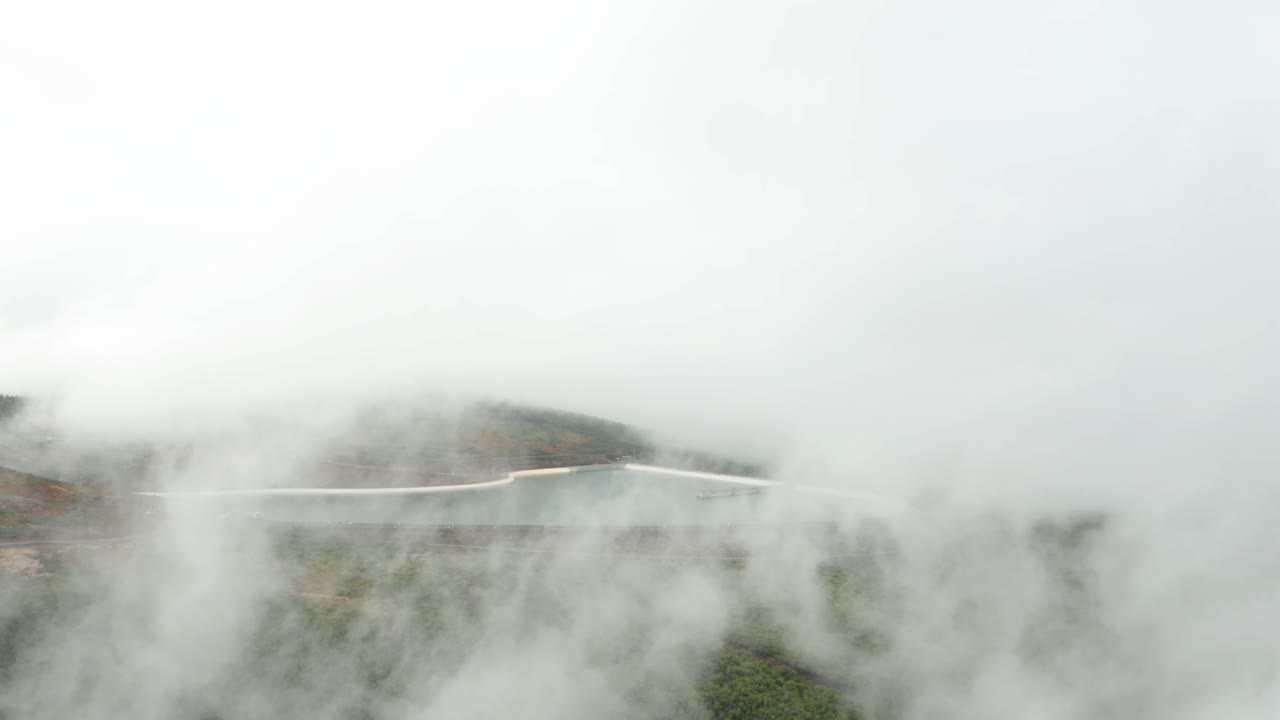 안개는 산, 공중에서 인공 저수지 주위에 낮은 가시성을 만듭니다.