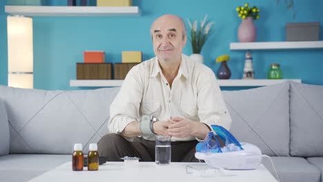 el anciano mide su presión arterial y se alegra de que sea normal.
