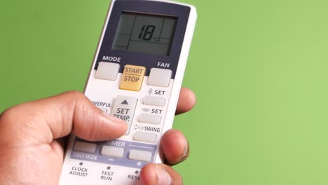 ajustar la temperatura del acondicionador de aire con el control remoto