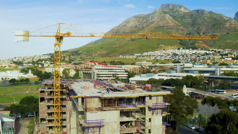 construirlo grande, construirlo fuerte