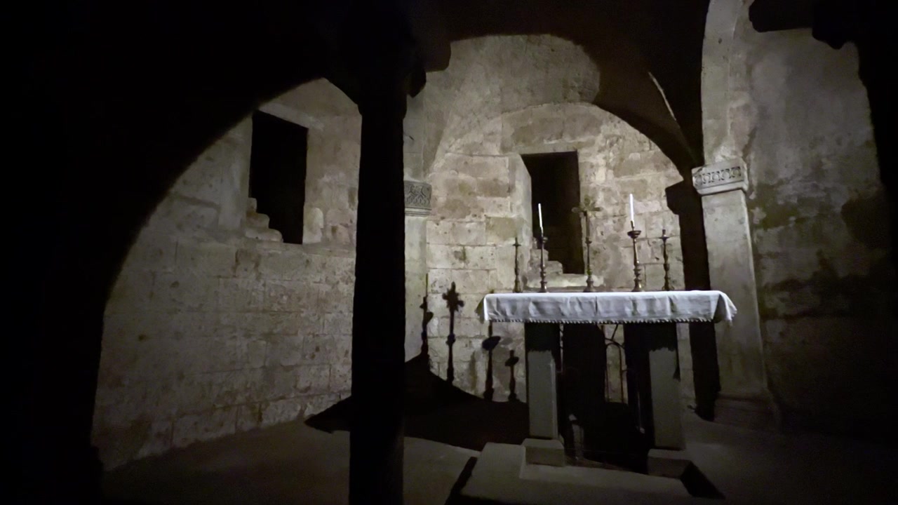 Antico altare in pietra nella cripta oscura del Duomo di Nepi, Italia