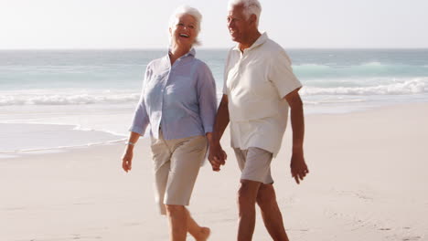 Romantisches-älteres-Paar-Im-Sommerurlaub,-Das-Am-Strand-Entlang-Spaziert