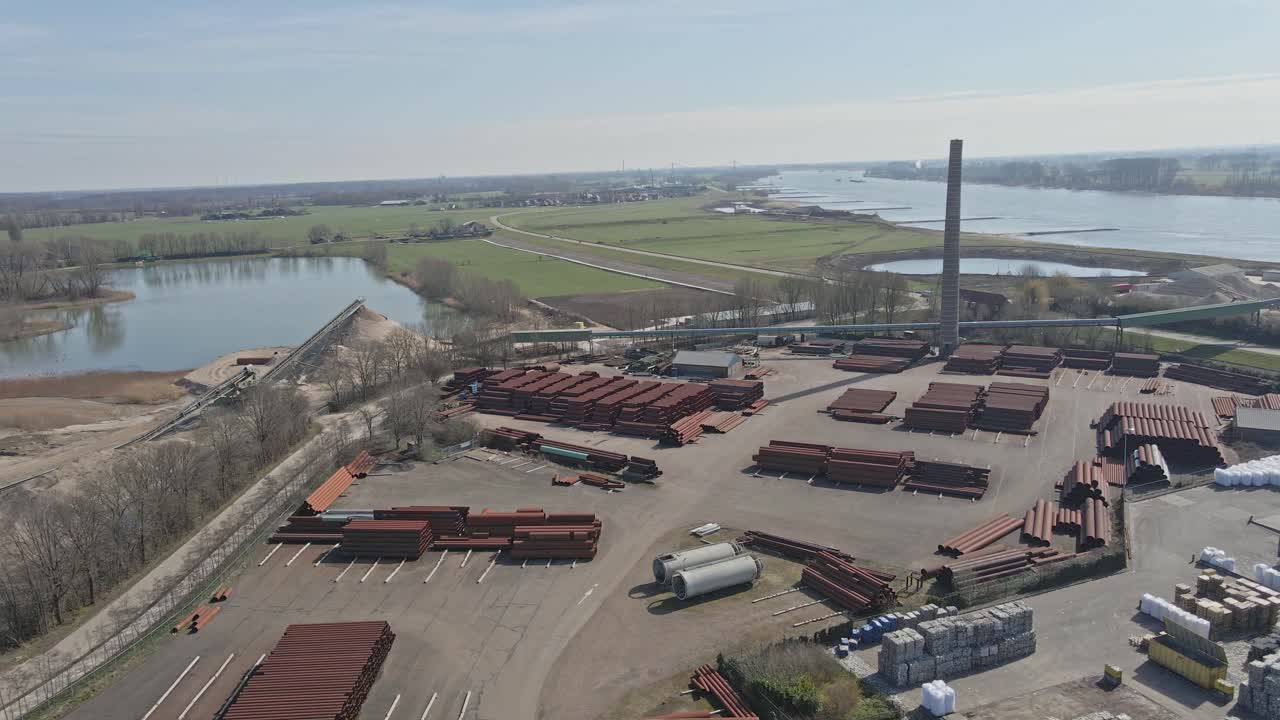 antena de un gran depósito de chatarra de metal cerca de un río