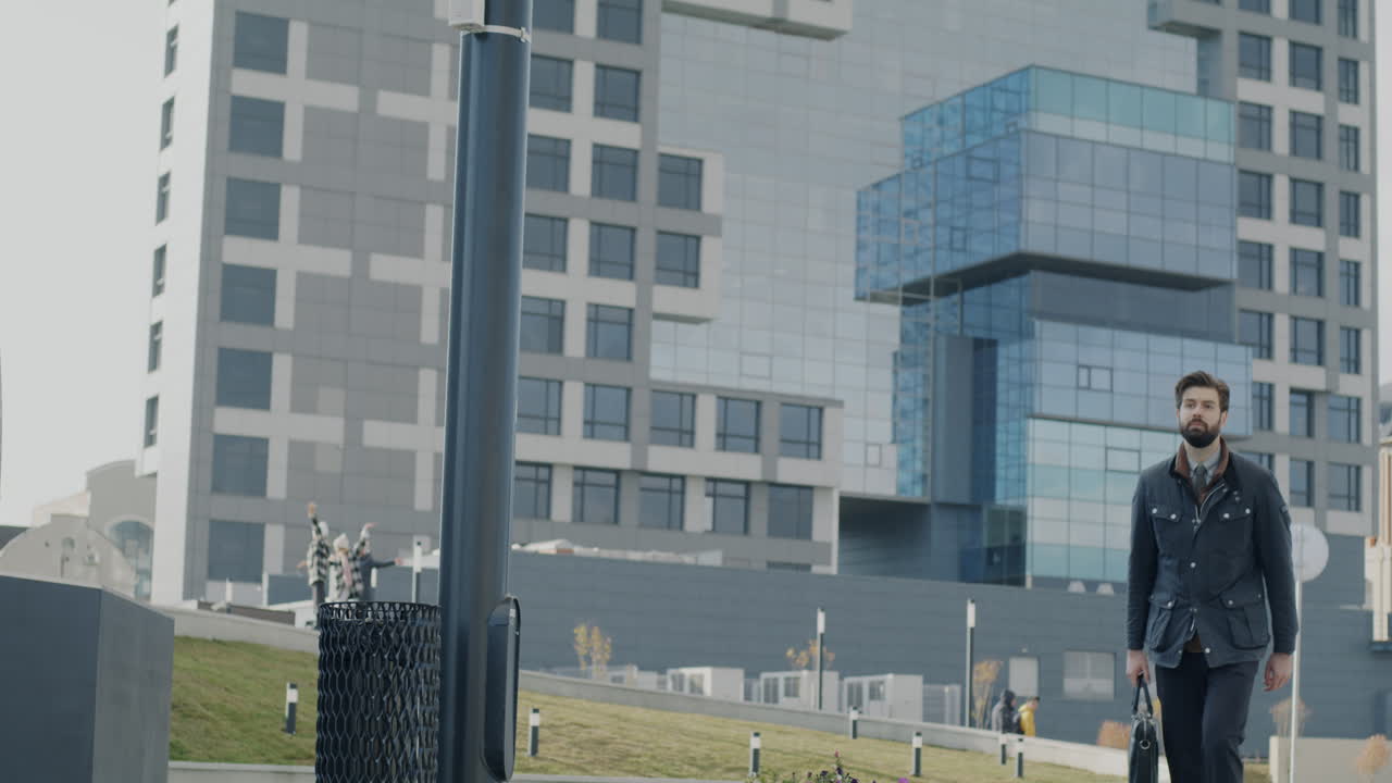 Бизнесмен, гуляющий по городу.