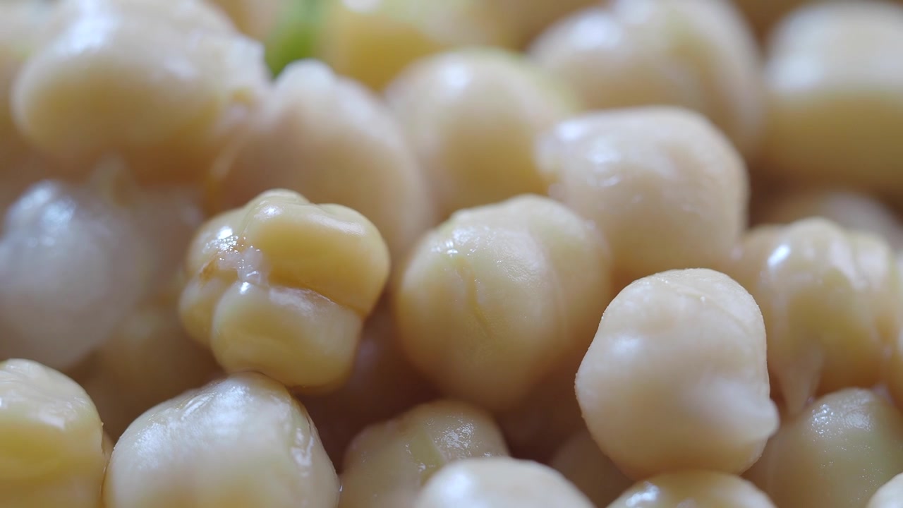 Primo piano di ceci cotti freschi in una ciotola