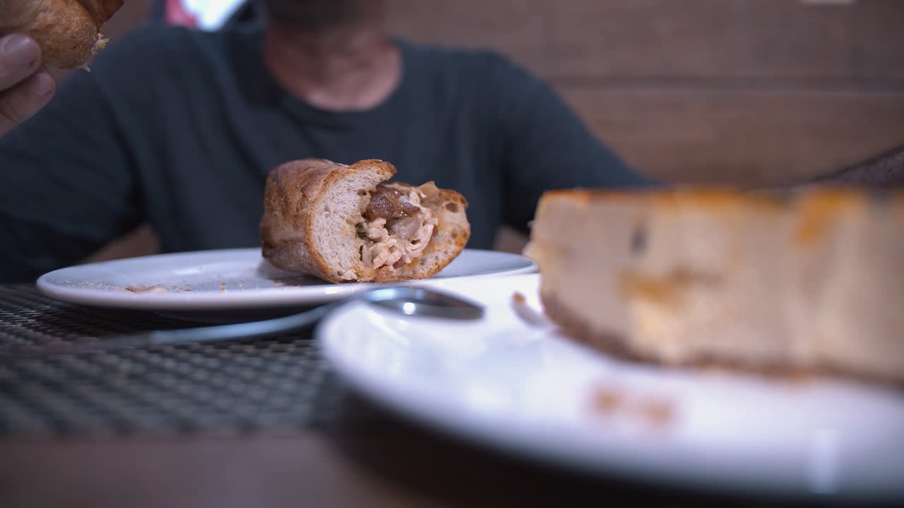 pareja disfrutando de la cena - baguette y tarta de queso
