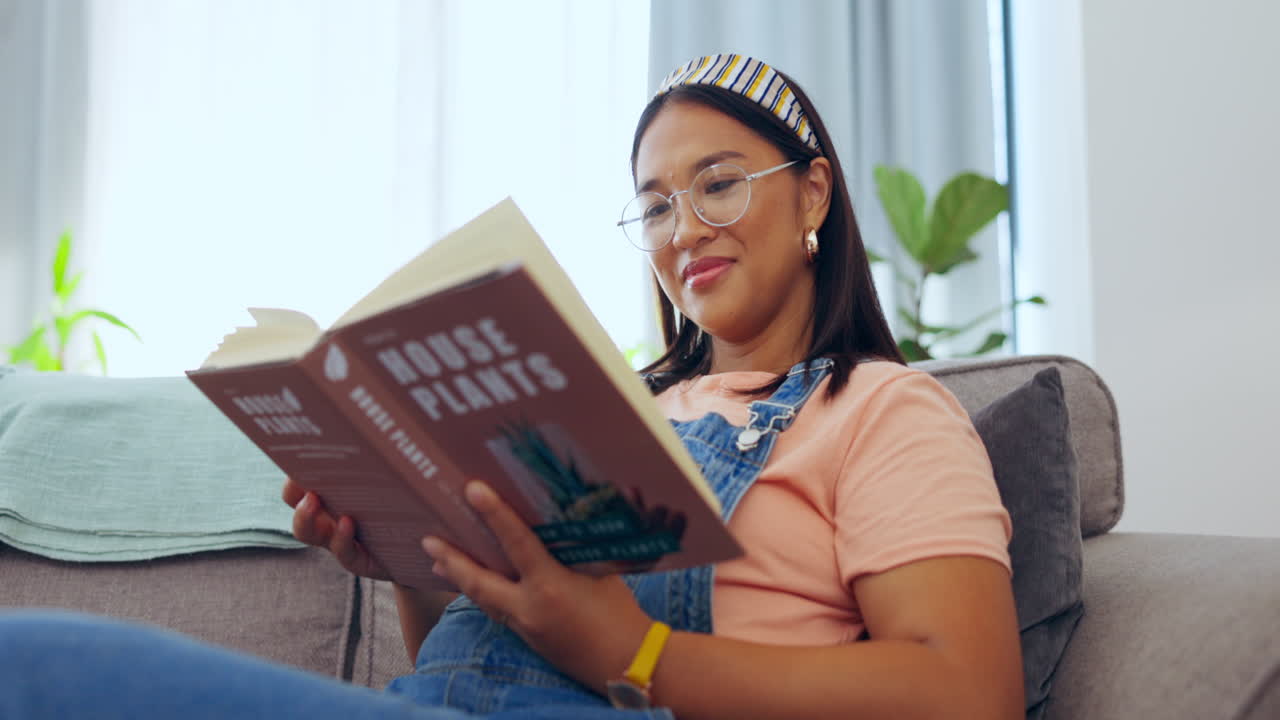 Détente, lecture et femme heureuse sur un canapé