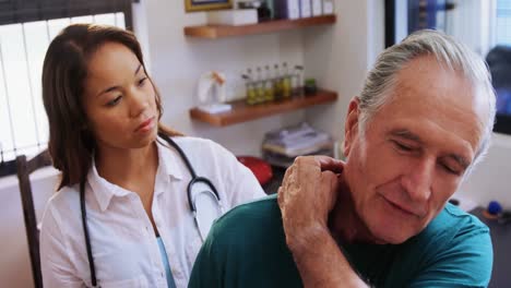 hombre mayor recibiendo masaje de cuello de un fisioterapeuta 4k