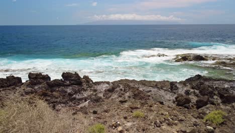 Vista-Aérea-De-Drones-De-4k-De-La-Costa-Rocosa-Volcánica-De-Los-Gigantes,-Olas-Rompiendo