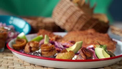 Pescado-Frito-Empanizado-Zoom-Out-Shot-Slider-Comida-Mexicana-Pescado-Empanizado