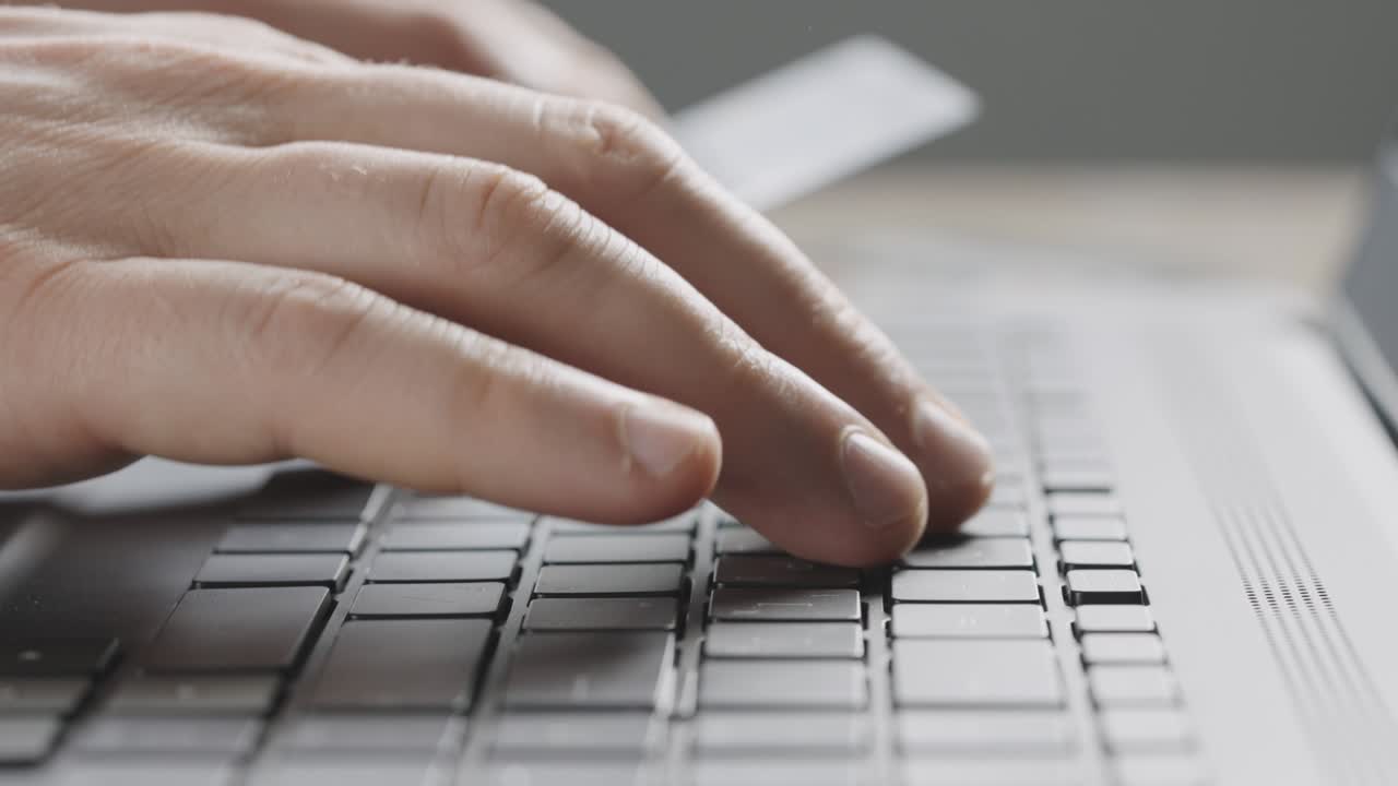 primer plano. fotografía macro del proceso de pago con tarjeta de crédito a través de internet. teclado