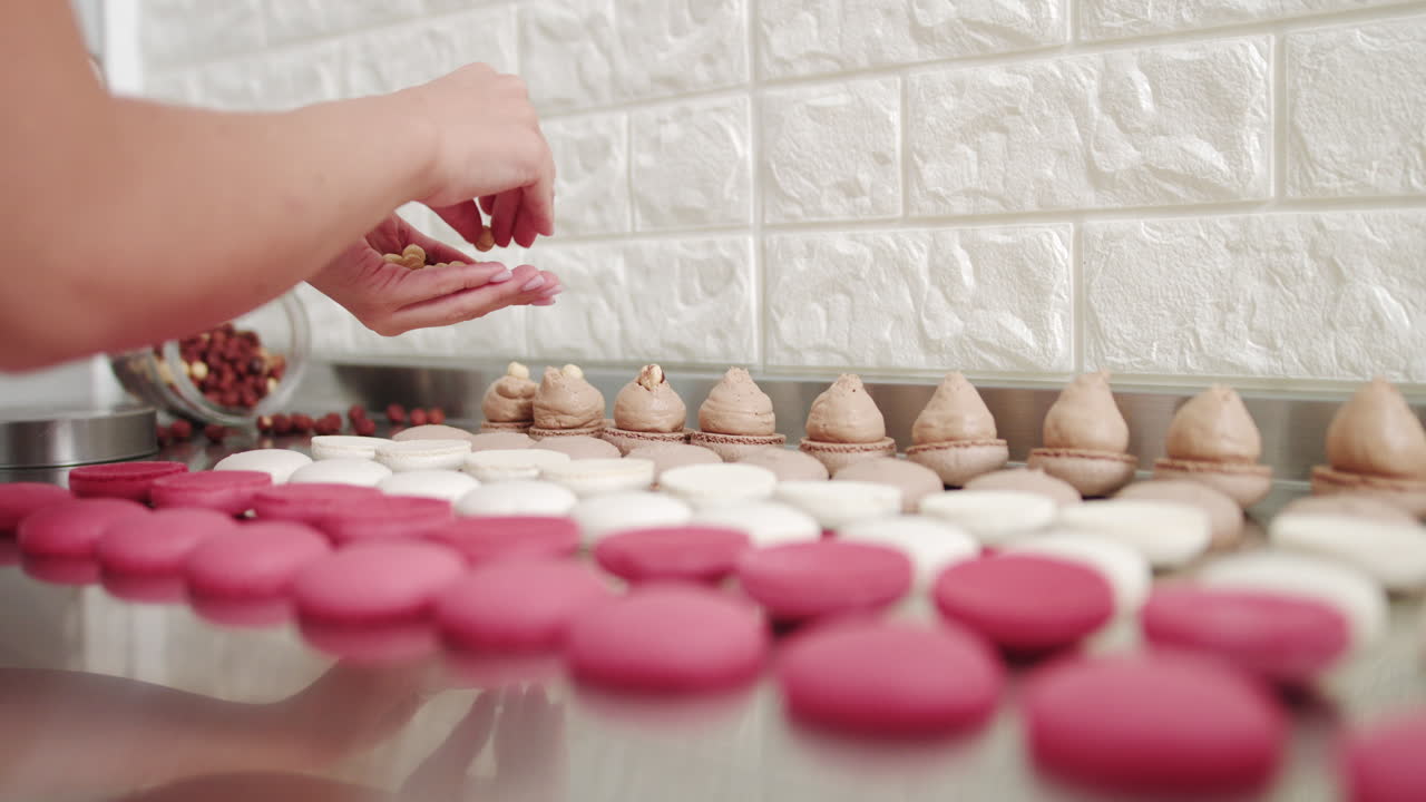 Making decorated macarons