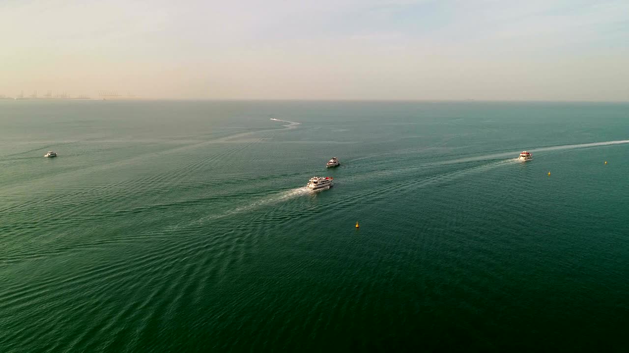uae 두바이의 페르시아 만에서 항해하는 요트 그룹의 공중 사진