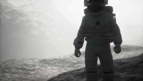 Astronauta-En-Otro-Planeta-Con-Polvo-Y-Niebla