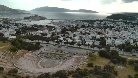 Luftaufnahme-Des-Amphitheaters-Von-Bodrum-Und-Der-Stadt-Bodrum-Im-Hintergrund---Türkei