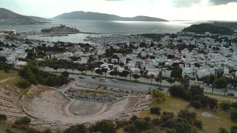vista aérea del anfiteatro de bodrum y la ciudad de bodrum en el fondo - turquía