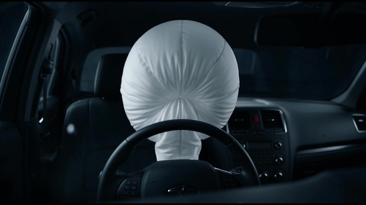 Airbag dell'auto che si sgonfia dopo l'attivazione nell'abitacolo del veicolo