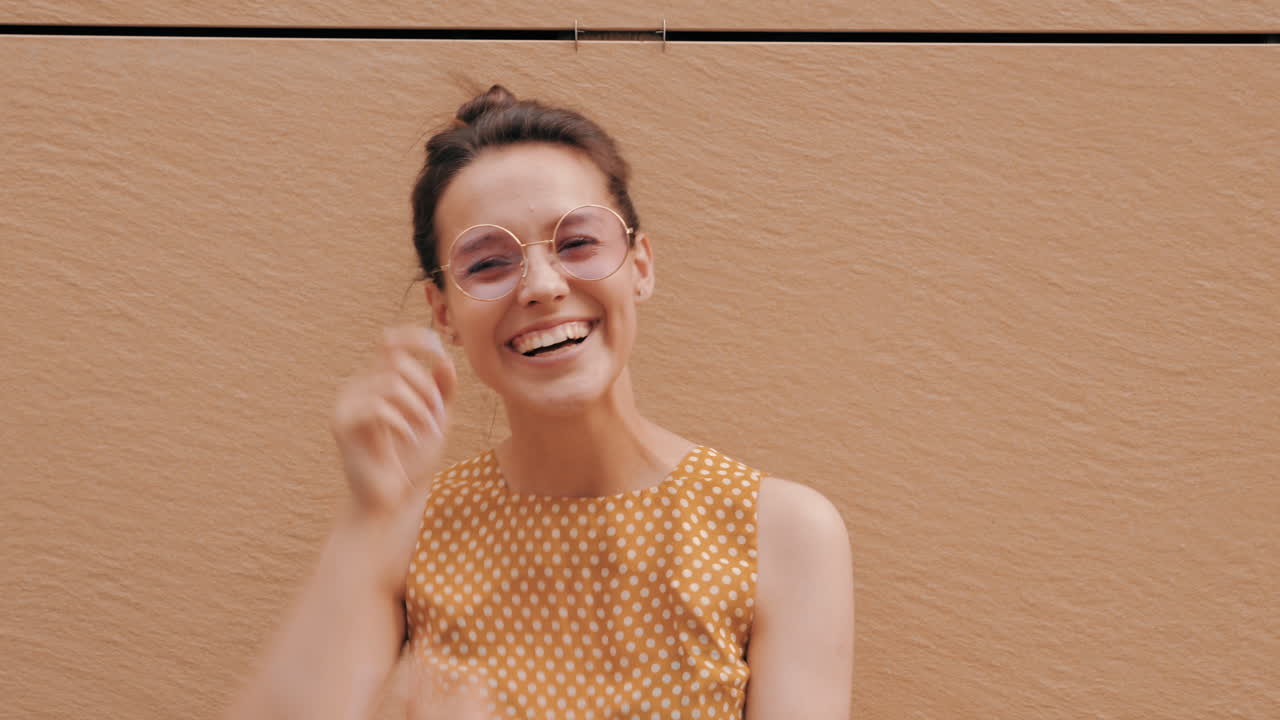 donna felice con un vestito a puntini