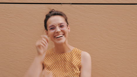 mujer feliz en vestido de puntos polca