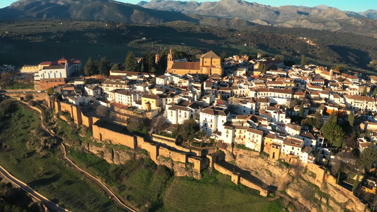 paredes de acantilado árabe, morisco en ronda y iglesia de santa maría la alcalde al anochecer en andalucía, españa
