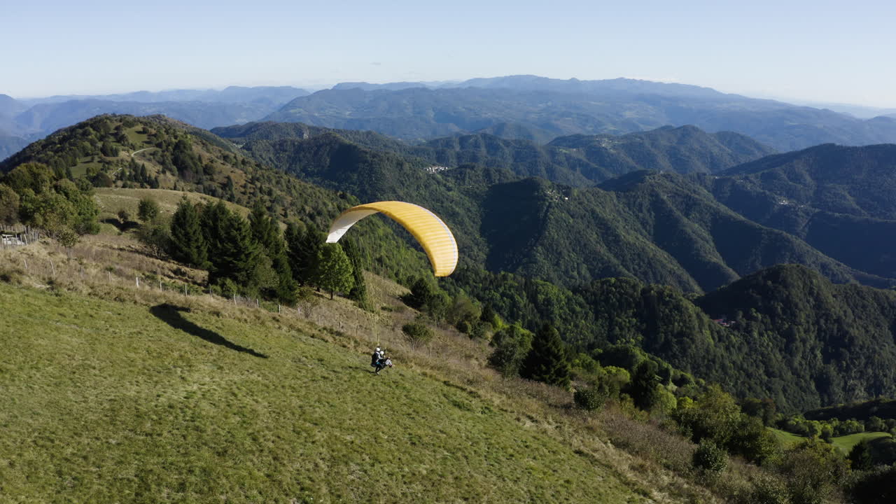 Parapenteo en los Alpes