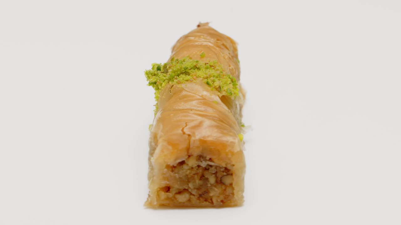 postre de baklava en un fondo blanco rotativo aislado