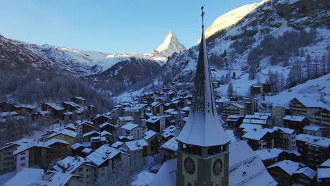 el dron desciende sobre la ciudad de zermatt, revelando detalles intrincados de st.