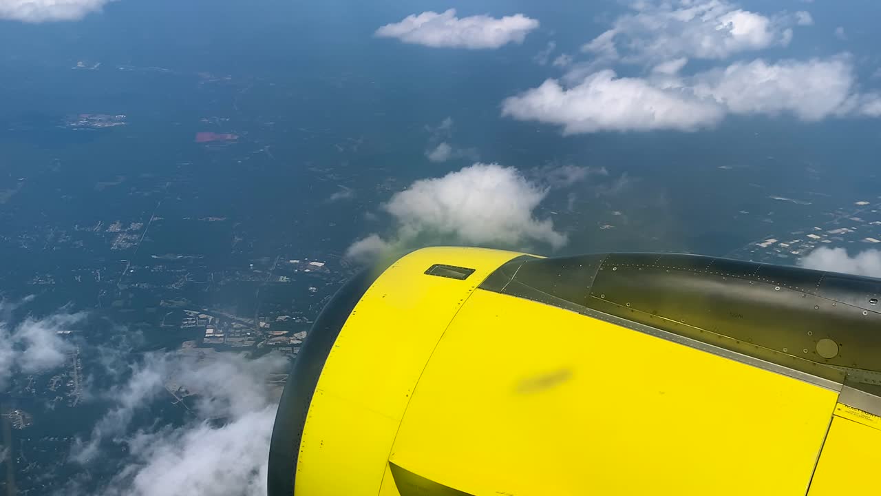 fotografías aéreas desde una ventana de un avión boeing 747, se puede ver la turbina y el paisaje de nubes con la ciudad