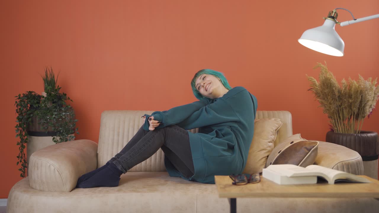 позитивная молодая женщина, счастливая и улыбающаяся.