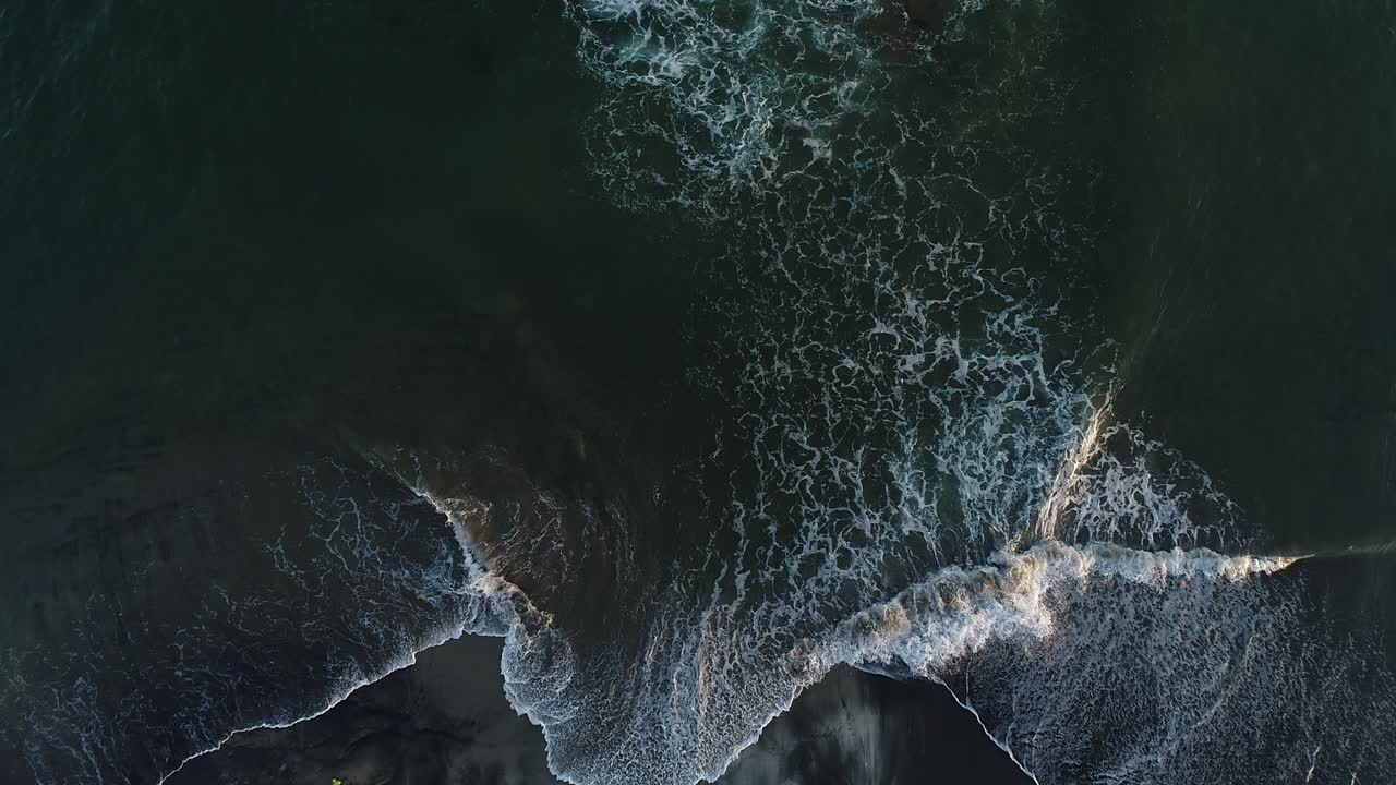 olas de drones del mar en la playa de arena, playa de arena de verano