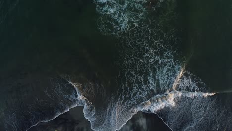 Olas-De-Drones-Del-Mar-En-La-Playa-De-Arena,-Playa-De-Arena-De-Verano