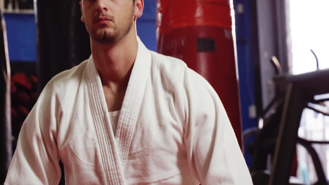 피트니스 스튜디오 에 앉아 있는 사람