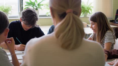 Video-Von-Schulkindern-Und-Lehrern-Im-Klassenzimmer