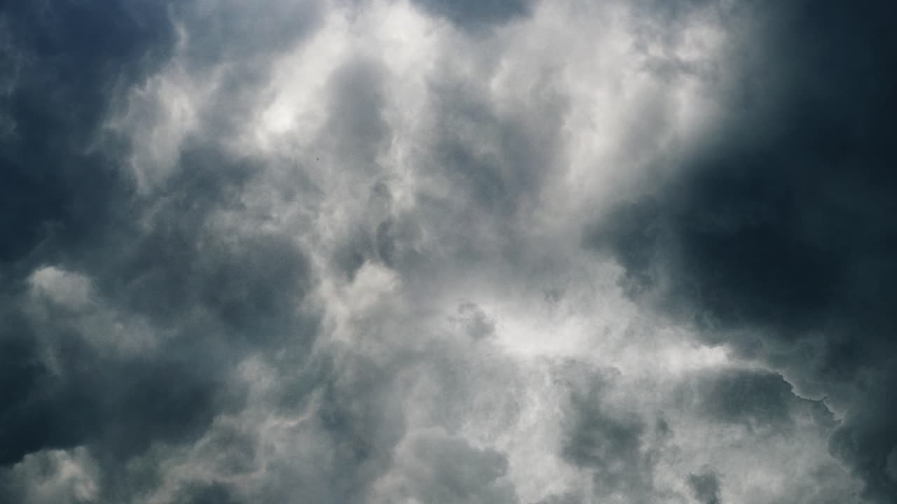 어두운 구름과 하늘의 밝은면과 뇌우