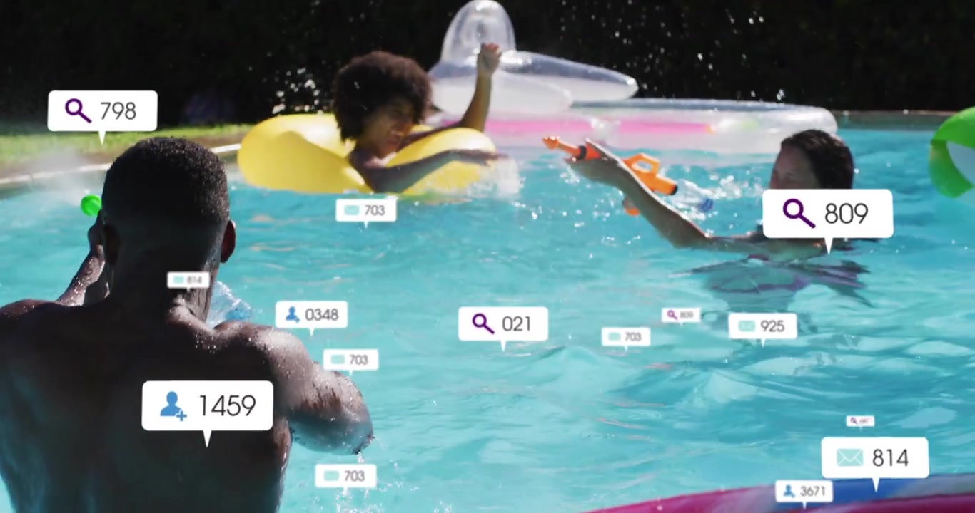 Vídeo vertical: Homem atirando com pistola de água em grupo na piscina por diversão, com ícones de tecnologia surgindo sobre as pessoas.