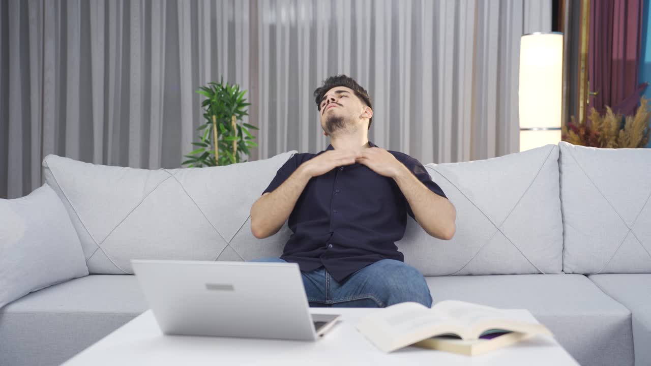 천식이 있는 젊은이가 호흡곤란을 겪습니다.