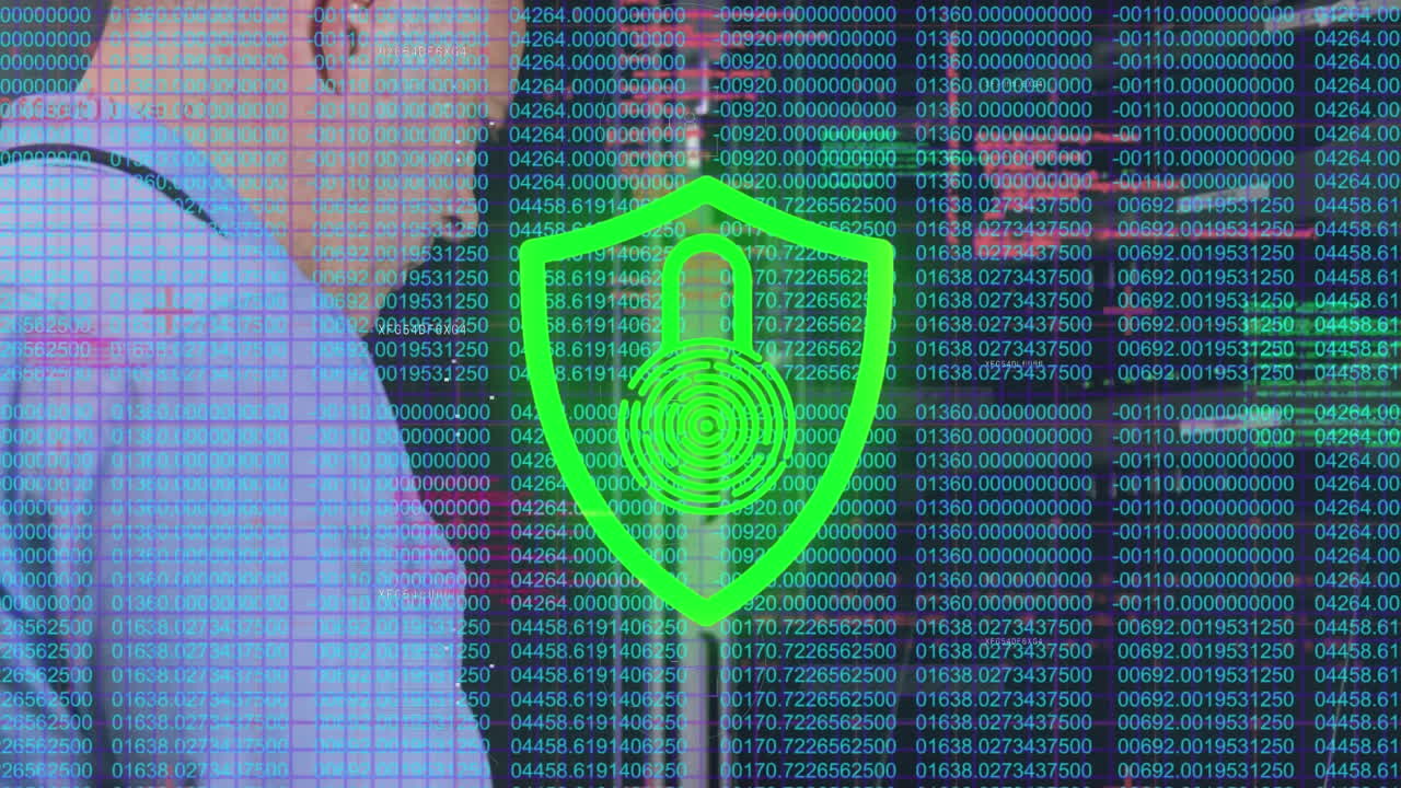 animación del procesamiento de datos sobre un trabajador caucásico en la sala de servidores