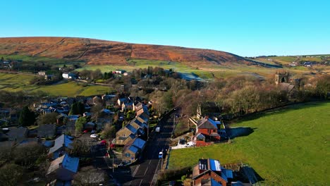 Drohnenvideoaufnahmen-Aus-Der-Luft-Des-Kleinen,-Ruhigen-Dorfes-Denshaw,-Einem-Typischen-Ländlichen-Dorf-Im-Herzen-Der-Pennines