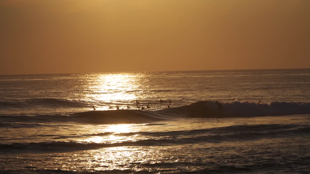 기다리는 서퍼들을 위해 부서지는 파도