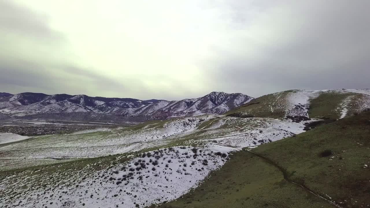 Uma encosta semelhante à tundra é capturada num dia frio de inverno