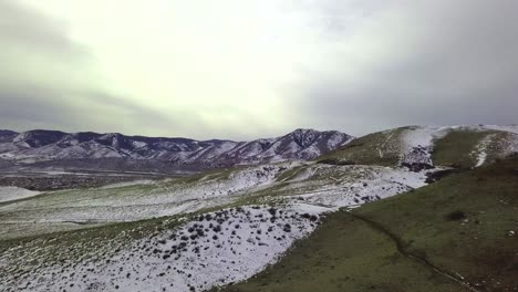 se captura una pendiente similar a la tundra en un frío día de invierno