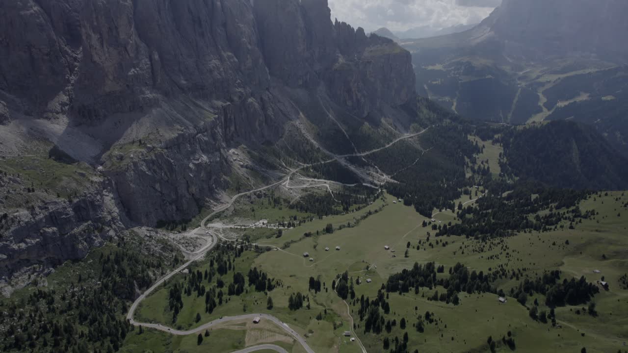 Video drone con ripresa frontale in avanzamento, sul Passo Sella, con montagna all'orizzonte
