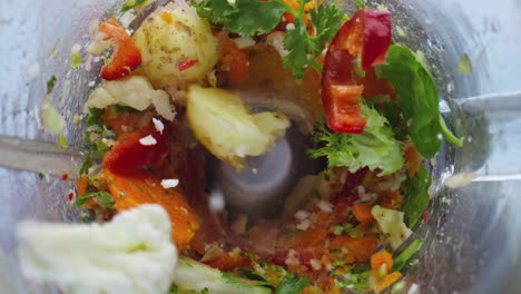 mezcla de verduras mezcladas mezcladora en super cámara lenta de primer plano. cóctel de vitaminas